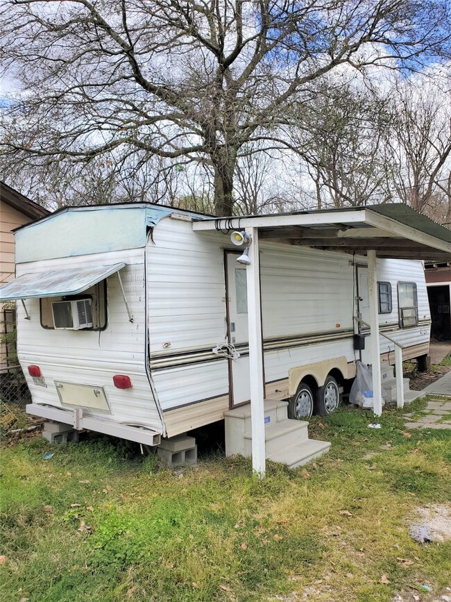 11018 Cora St, Houston, TX 77088 - photo 4