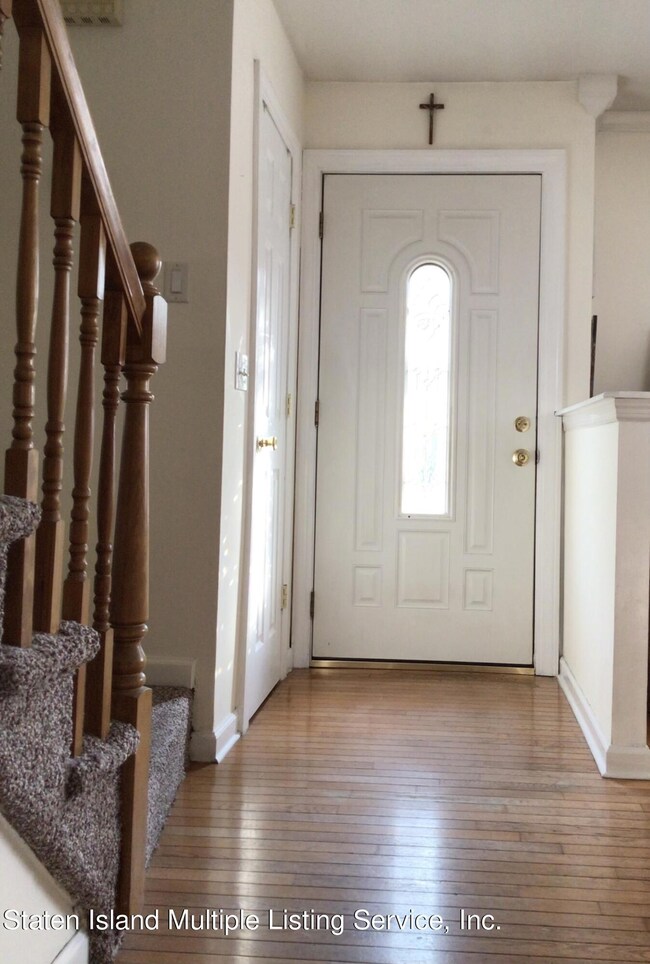 523 Willow Rd E unit 1, Staten Island, NY 10314 - photo 2
