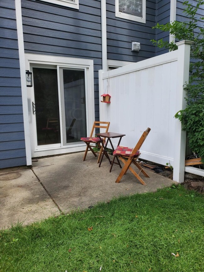 1092 Camden Ct unit 245, Glendale Heights, IL 60139 - photo 4