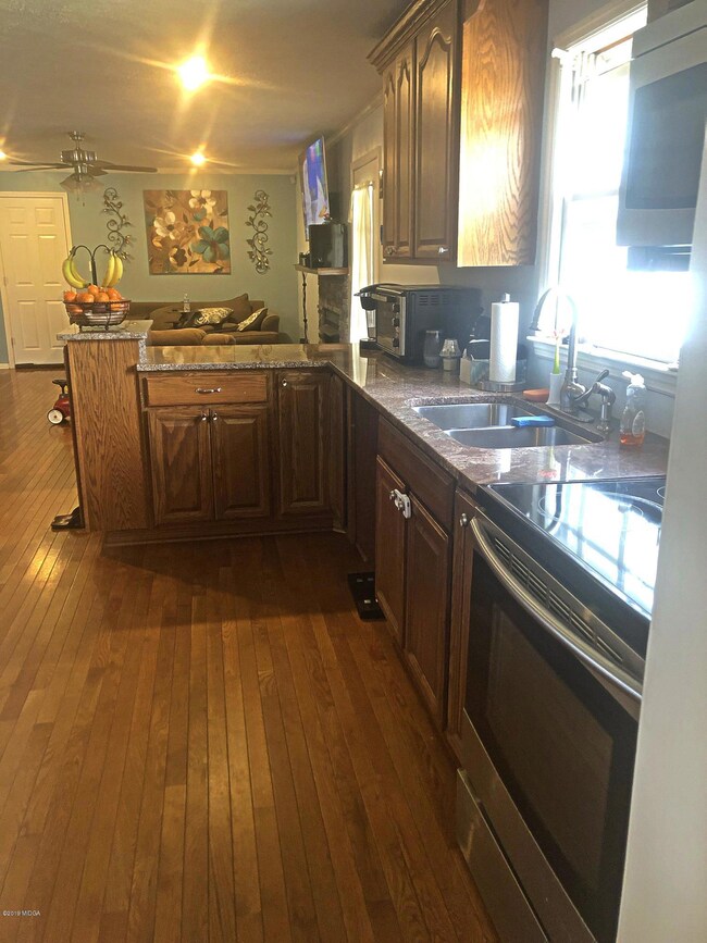 Kitchen: Granite & Stainless