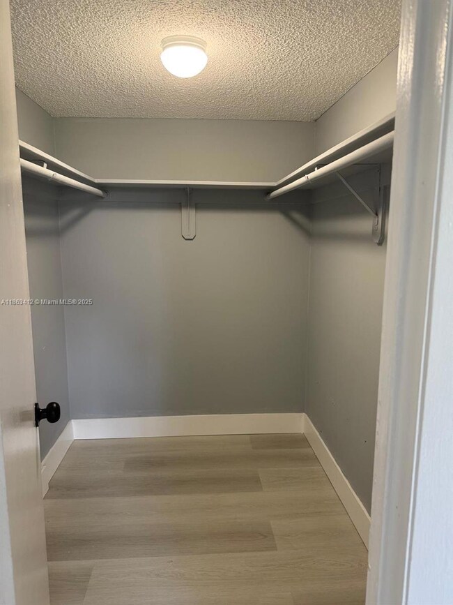 Samari Lake unit 2124, Hialeah, FL 33016 - photo 7