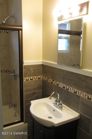 538 Griggs Bathroom