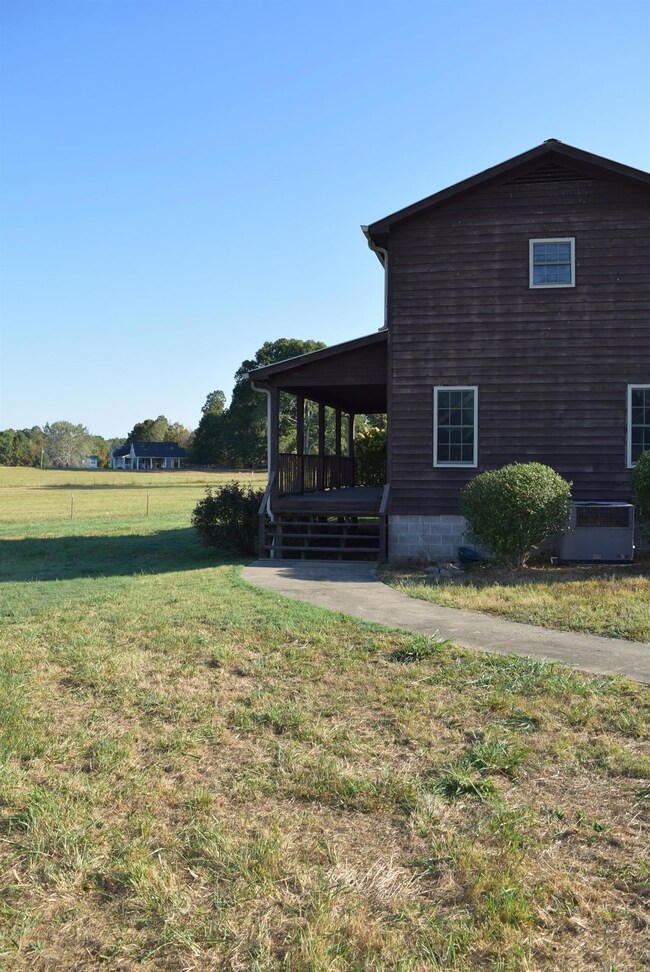 606 Cooley Ford Rd, Tennessee Ridge, TN 37178 - photo 5