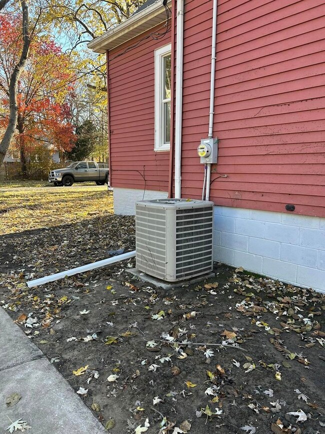 1335 N Bourland Ave, Peoria, IL 61606 - photo 3