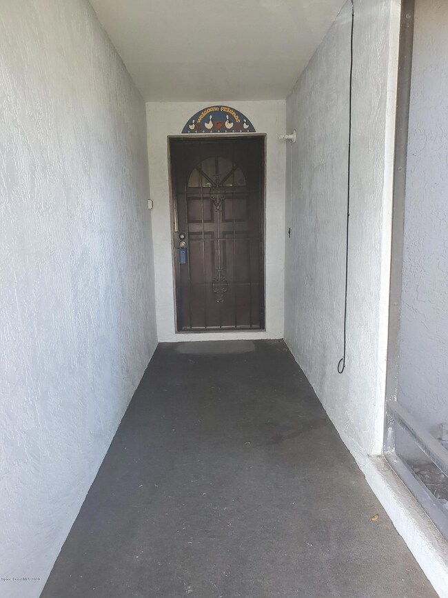 Screened front entrance