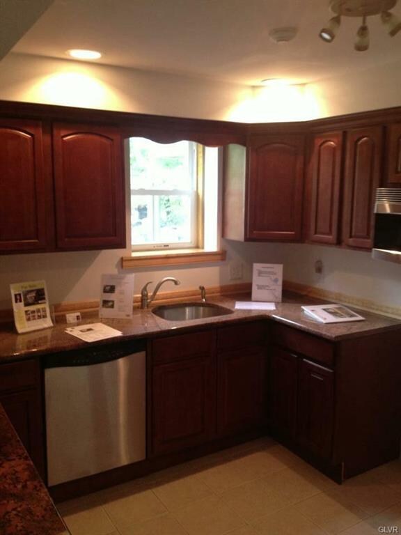 206 Riverview Dr, Walnutport, PA 18088 - photo 2