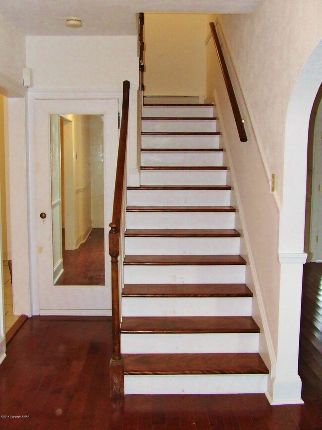 422 N 5th St, Stroudsburg, PA 18360 - photo 4