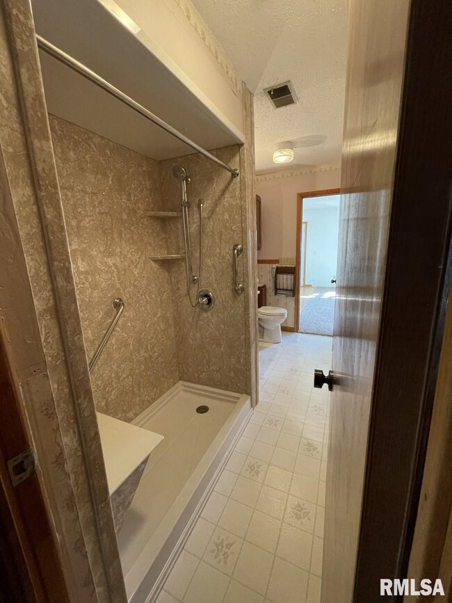 2502 W 67th St, Davenport, IA 52806 - photo 7