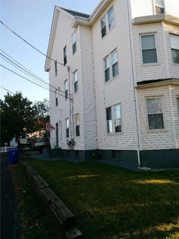 873 Roosevelt Ave, Pawtucket, RI 02860 - photo 3