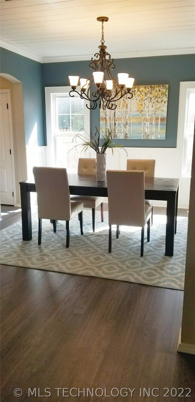 Beautifully done formal dining room! New flooring,