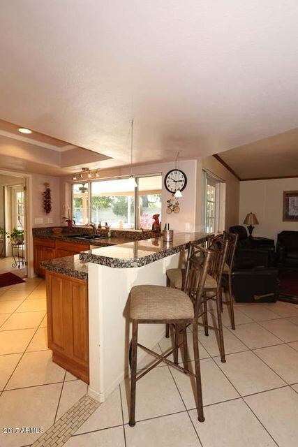 Kitchen-Breakfast Bar