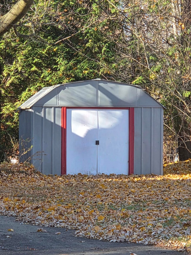 29 N Clinton Ave, Clintonville, WI 54929 - photo 3