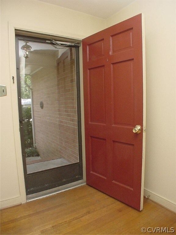 Foyer has full glass storm door