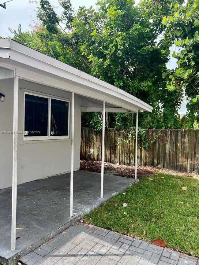 2419 Lincoln St unit 23B, Hollywood, FL 33020 - photo 2