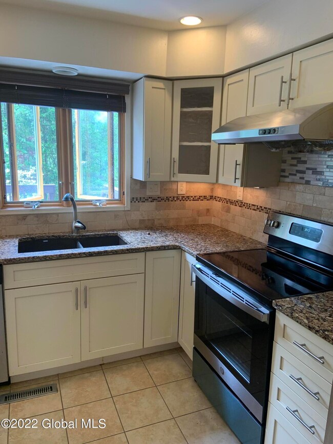 46 Velina Dr, Albany, NY 12203 - photo 3