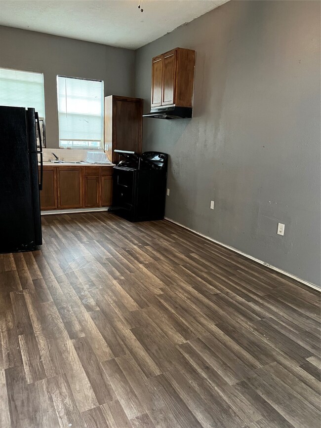 7136 Eastwood St, Houston, TX 77021 - photo 3