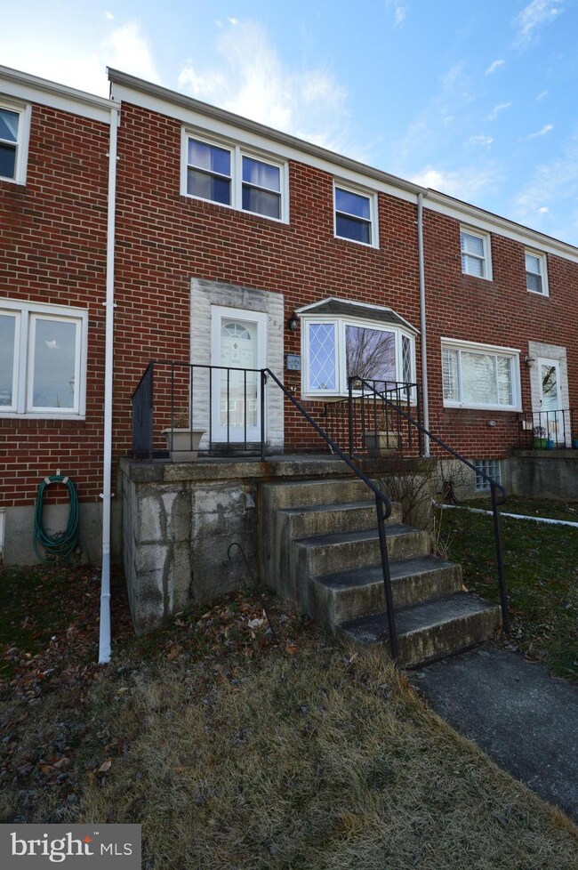 987 Circle Dr, Halethorpe, MD 21227 - photo 2