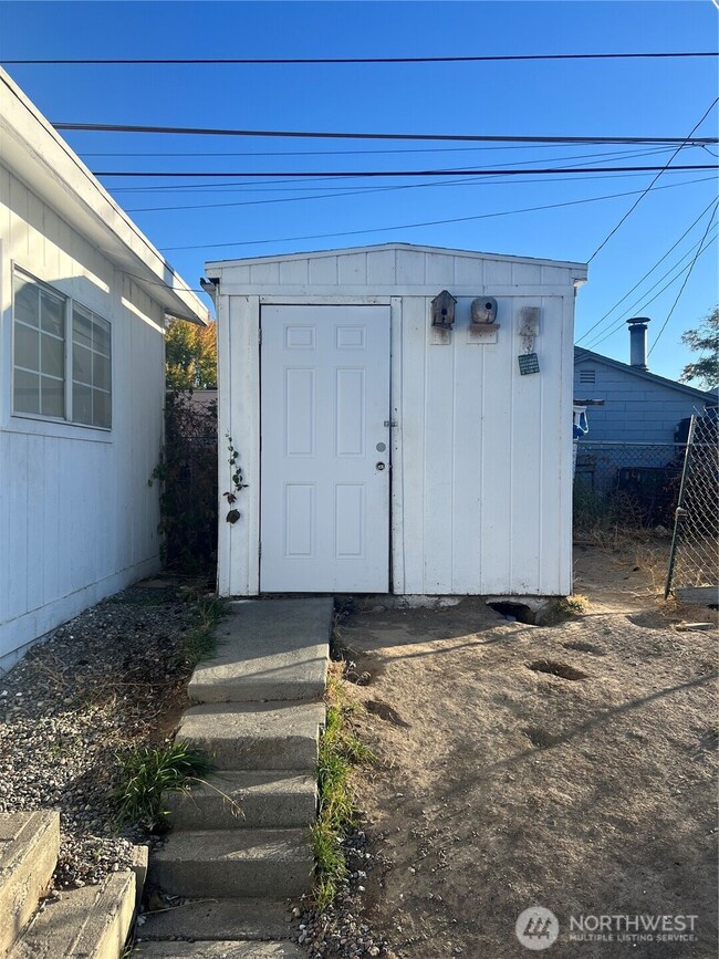 321 W Loop Dr, Moses Lake, WA 98837 - photo 5