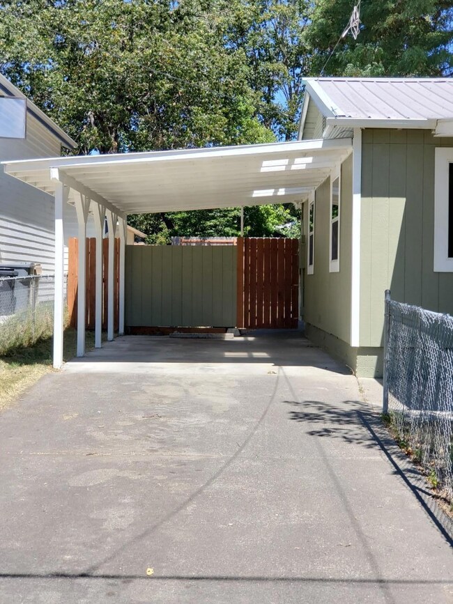 1010 SW Isham St, Grants Pass, OR 97526 - photo 3