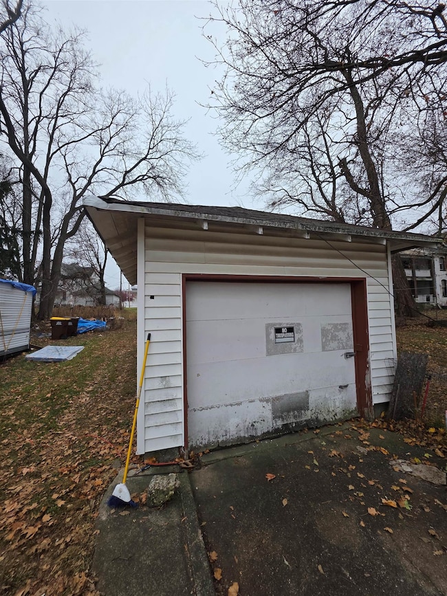 21 W Dexter St, Freeport, IL 61032 - photo 5