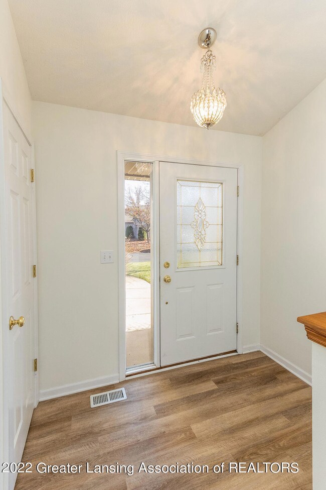 (4) 502 WHITE PINE BLVD. Foyer