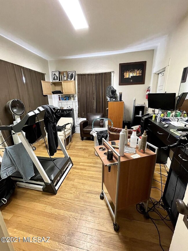 825 N 3rd Ave bedroom  salon