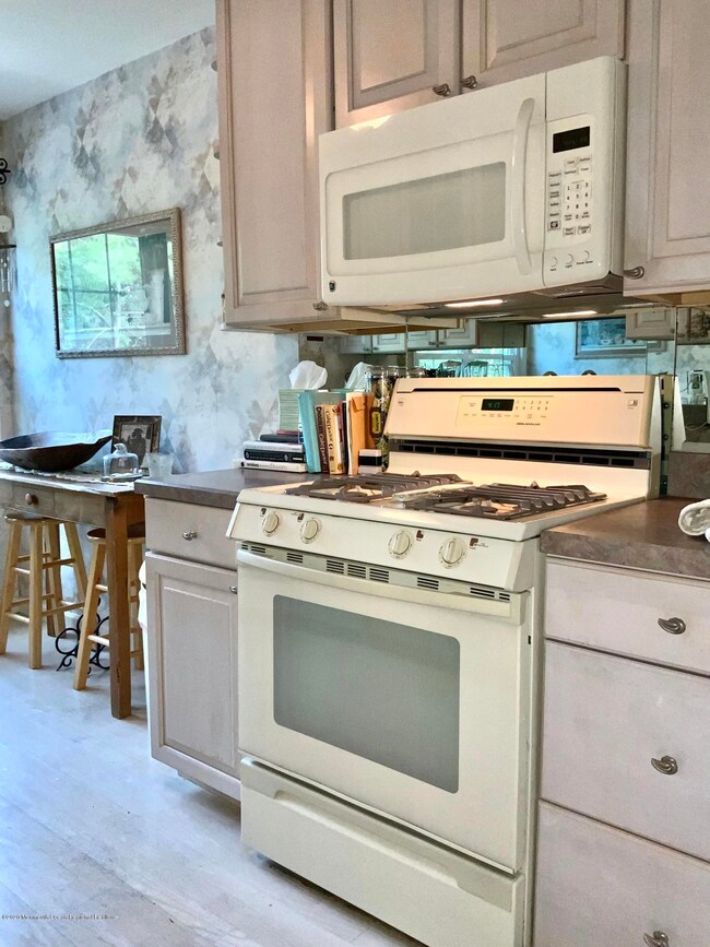 IMMACULATE EAT IN KITCHEN