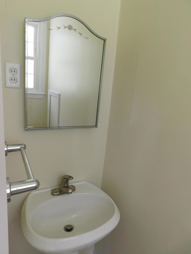 526 Henderson Dr, Jacksonville, NC 28540 - photo 6