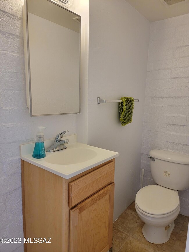 Powder room on the right of the entryw