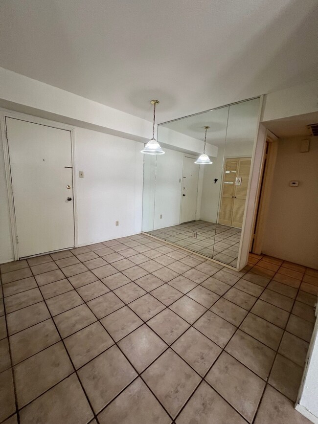 4631 Wild Indigo St unit 572, Houston, TX 77027 - photo 6