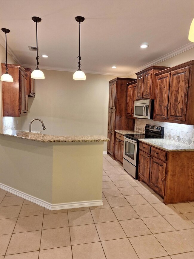 Kitchen with kitchen peninsula, range, decorative 