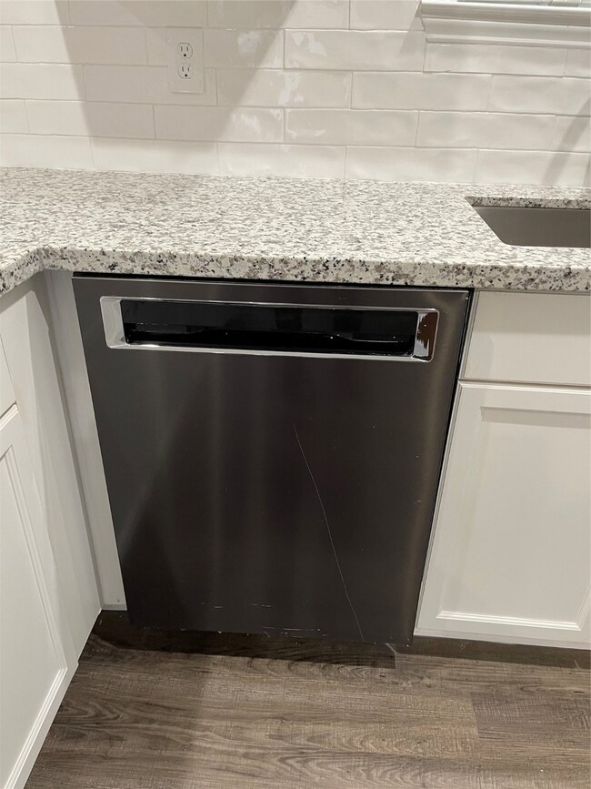 917 W Sealy St, Alvin, TX 77511 - photo 5