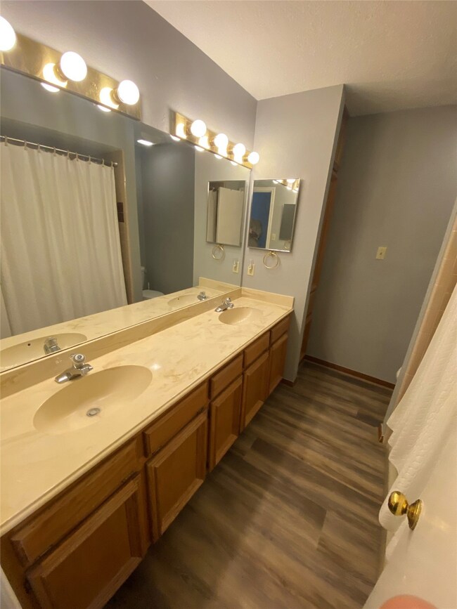 Larger ensuite bathroom with double sinks and tub/