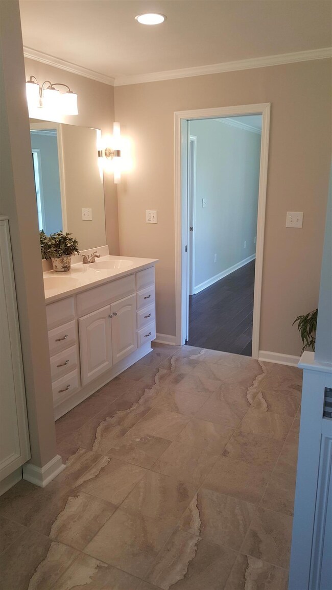 Master Bath w/ Walk-in Closet