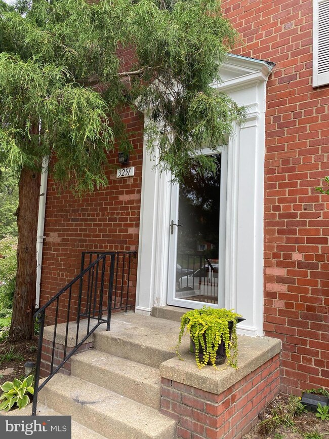 3251 Martha Custis Dr, Alexandria, VA 22302 - photo 3