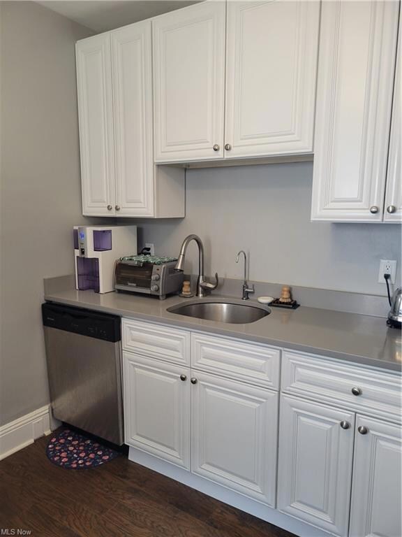 Eat in Kitchen with quartz counter tops