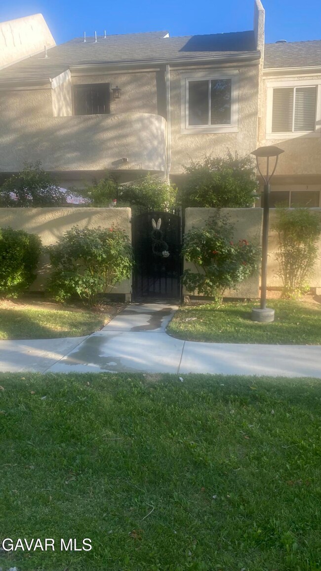 1844 E Avenue j2 unit 4, Lancaster, CA 93535 - photo 2