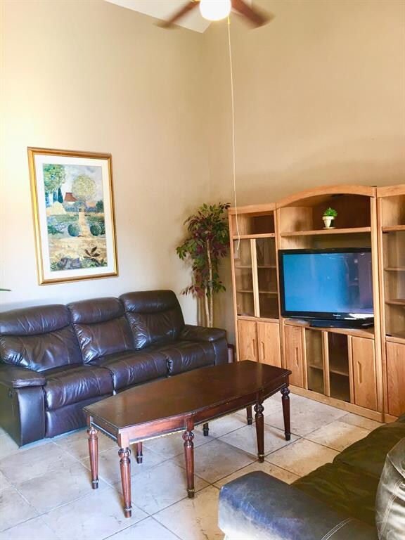 Living Room - Photo 2