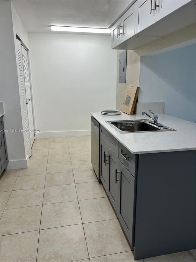 17565 NW 67th Place unit I8, Hialeah, FL 33015 - photo 5