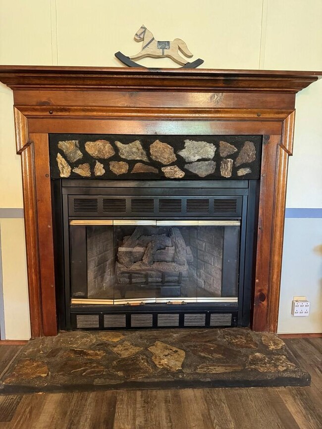Gas log insert