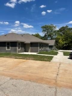 324 W Munson St unit 1-2, Denison, TX 75020 - photo 2