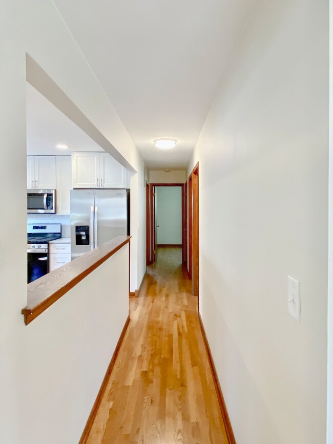 2242 Eastview Dr, Des Plaines, IL 60018 - photo 7