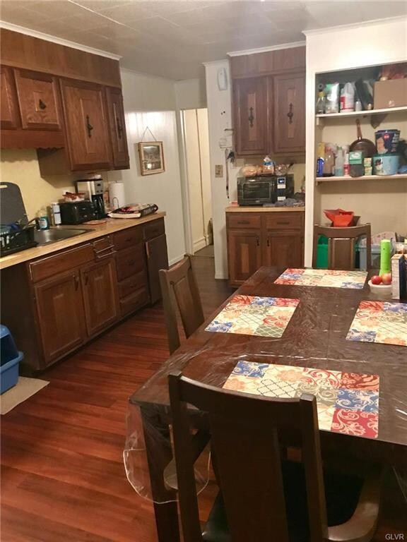 Plenty of kitchen cabintes/pantry.