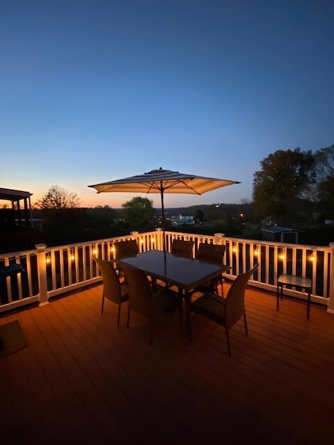 A relaxing evening of Dinner and Drinks on the Deck? Yes, please!!