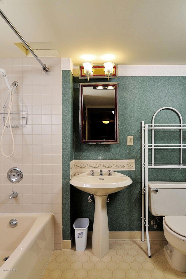 Full Bath w/Washer and Dryer