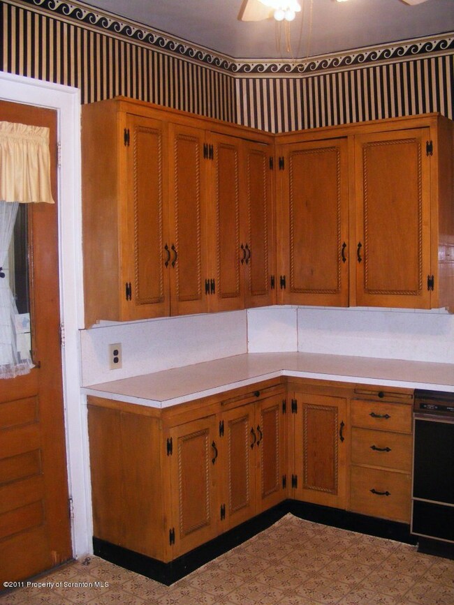 127 Delaware Ave, Olyphant, PA 18447 - photo 4