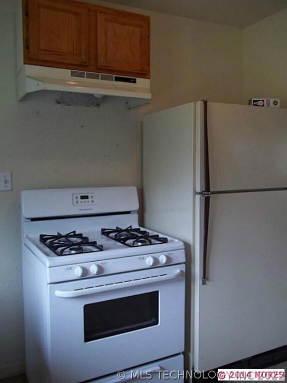 Kitchen comes with Range and Refrigerator!