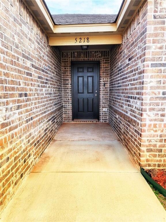 EXTERIOR ENTRY WAY OF HOME