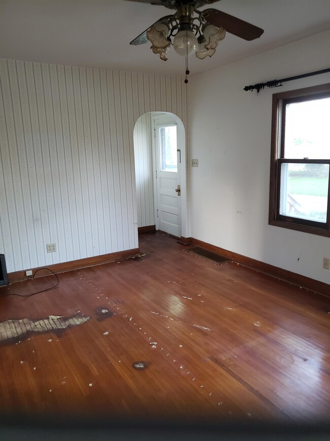 2112 W 7th St, Waterloo, IA 50702 - photo 5