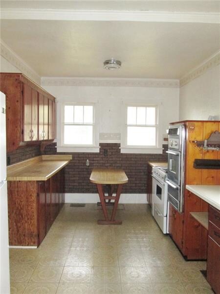 LARGE KITCHEN